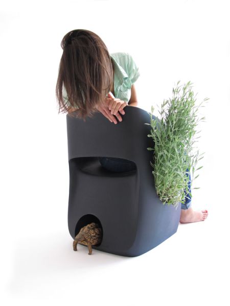 Made of recyclable polyethylene with the rotomolding technique, the chair is ideal for both indoors and outdoors use
