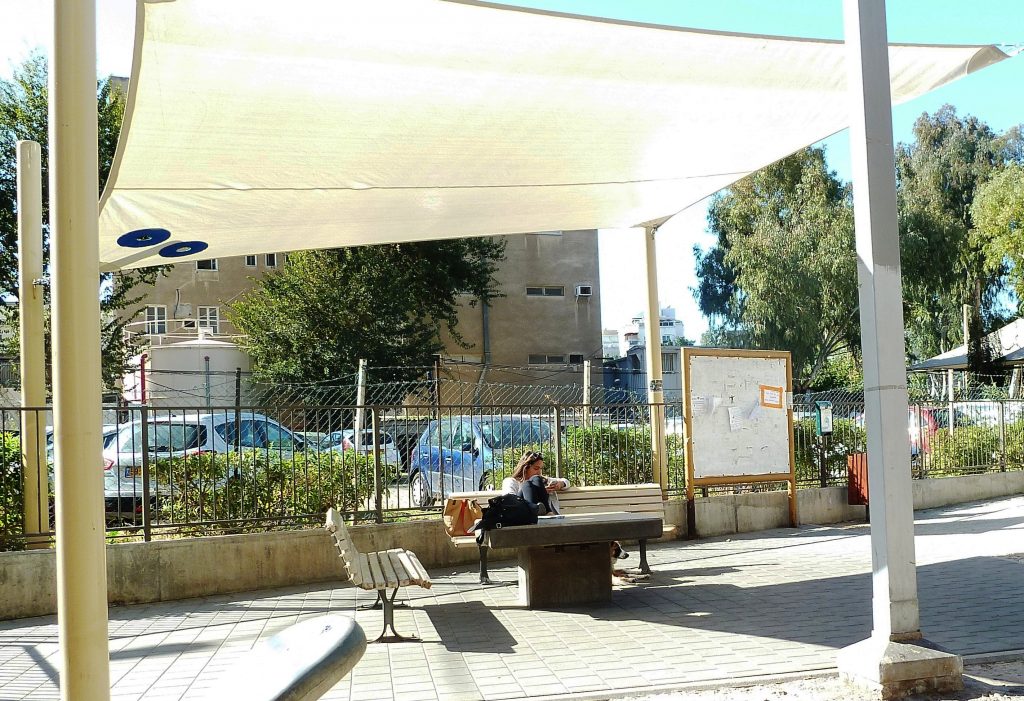 איזור ישיבה מוצל למלווים ןלוח מודעות