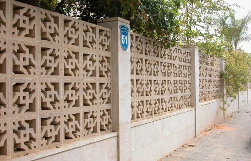 בלוקים המשמשים לבניית גדרות ומחיצות בנויות ומאווררות בקלות ובמבחר דגמים וצבעים