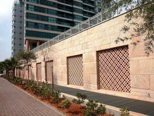 בלוקים המשמשים לבניית גדרות ומחיצות בנויות ומאווררות בקלות ובמבחר דגמים וצבעים